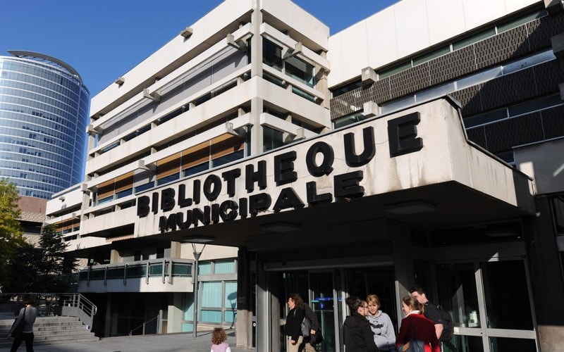 Canicule à Lyon : les bibliothèques sont fraîches et ouvrent plus tôt ✌️