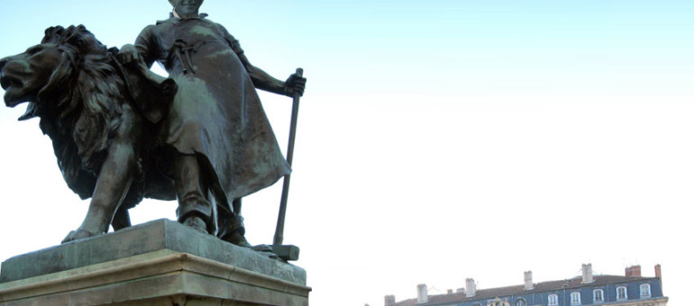 Sur la place des Terreaux, la statue de Gérard Collomb domptant un lion