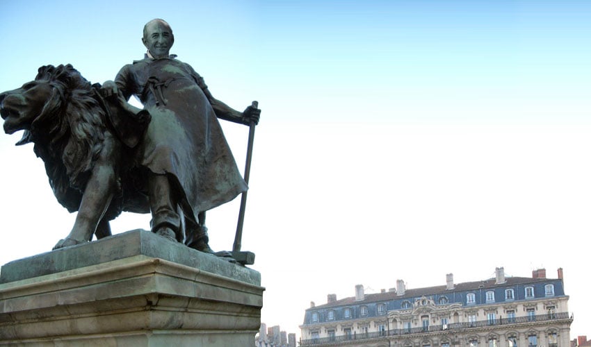Sur la place des Terreaux, la statue de Gérard Collomb domptant un lion