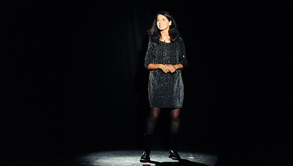 Sophia Aram rode son spectacle à Lyon et s’embrouille avec la presse locale