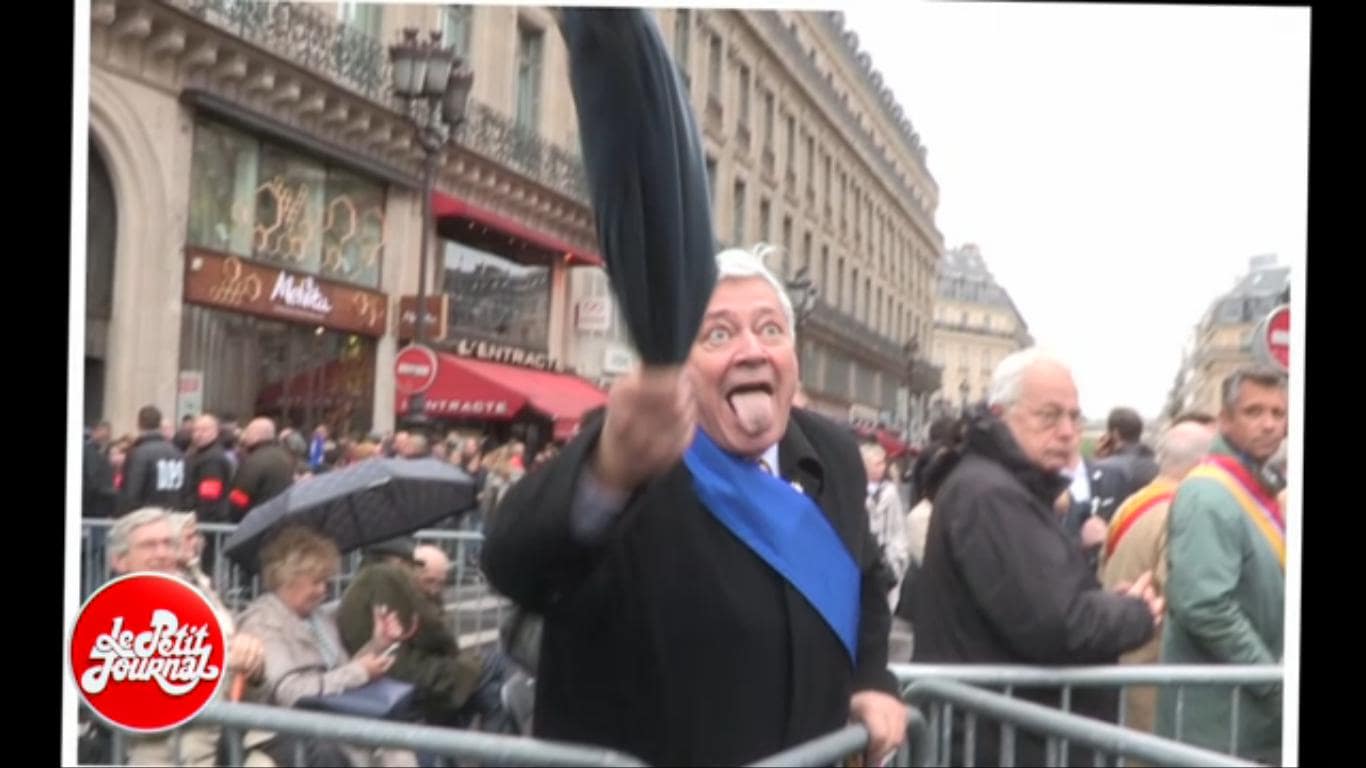 Quand l’eurodéputé FN Bruno Gollnisch frappe des journalistes