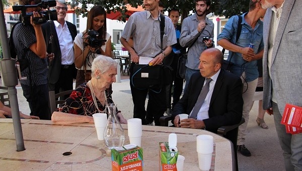 Au premier jour de canicule, Gérard Collomb en visite dans une maison de retraite