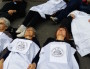 Une trentaine de militants se sont allongés et recouverts d'un drap blanc, devant le service des étrangers de la préfecture du Rhône. http://www.rue89lyon.fr/2015/03/09/les-etrangers-malades-dans-le-viseur-de-la-prefecture-du-rhone.©LB/Rue89Lyon