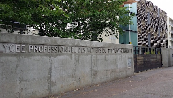 Portiques devant les lycées : la FCPE dénonce un « climat policier » instauré par Laurent Wauquiez