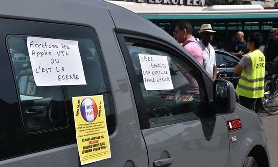 Un taxi jette des pierres sur la voiture d’un policier qu’il croyait être un chauffeur UberPop