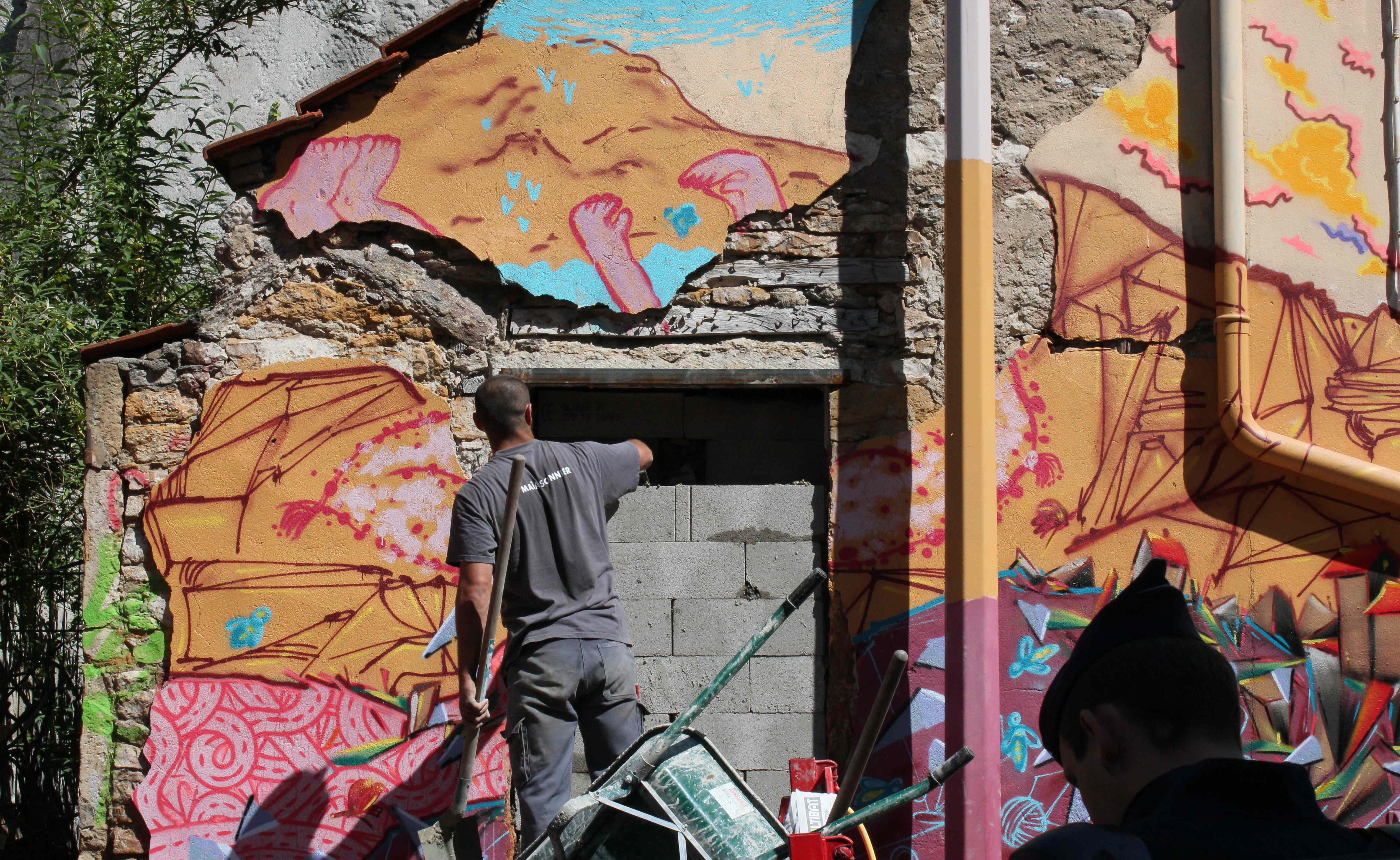 Expulsion du jardin dit des Pendarts ce 2 juin 2015, blocage de l'embrasure par moëllons et béton. Crédit : E.T./Rue89Lyon.