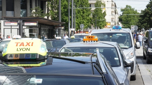 Taxis en grève devant le centre commercial de la Part-Dieu. ©LM/Rue89Lyon