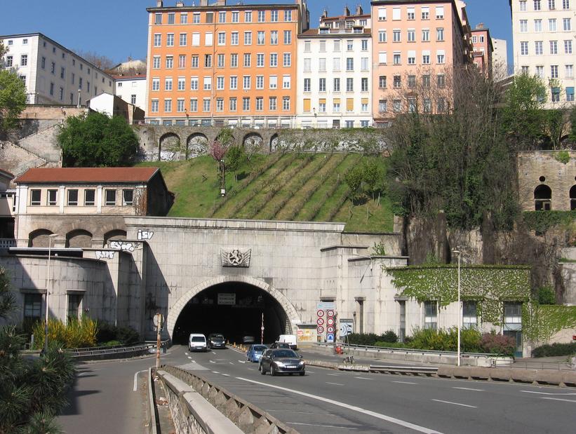 Pollution du tunnel de la Croix-Rousse : une école tousse