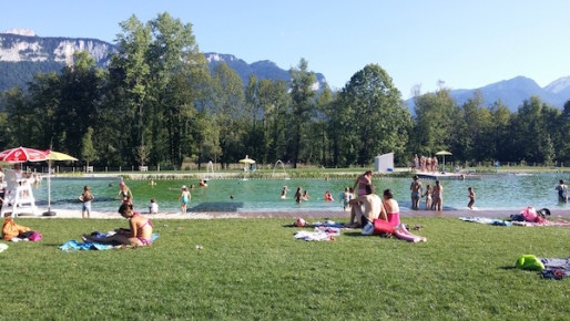 Le bassin de la baignade écologique "Rivièr'Alp" situé sur les communes des Echelles (Savoie) et d'Entre-deux-Guiers (Isère) ©LB/Rue89Lyon