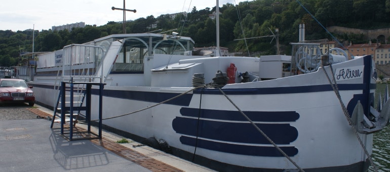 Sur la Saône, le bateau-chapelle des bateliers de Lyon