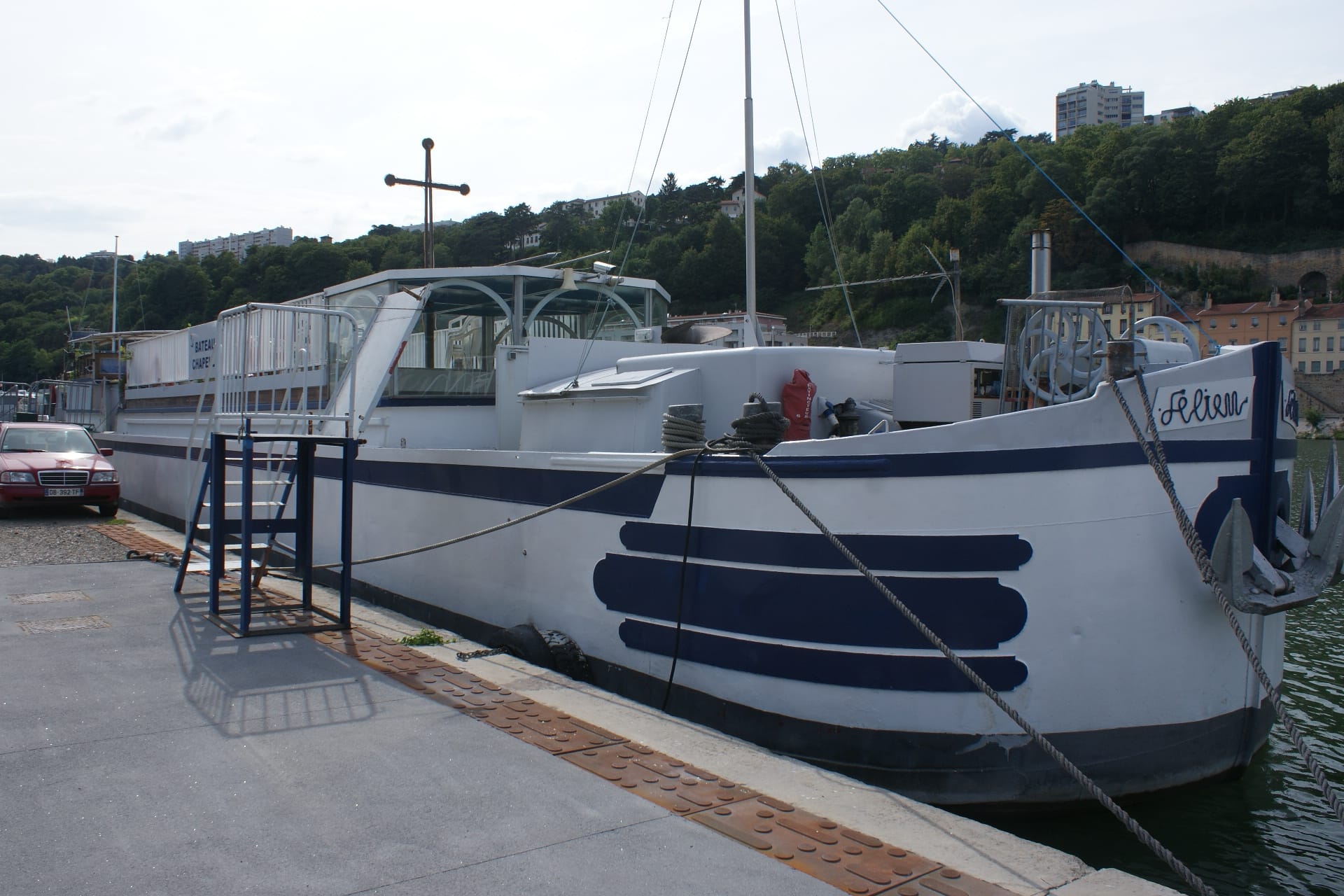 Sur la Saône, le bateau-chapelle des bateliers de Lyon