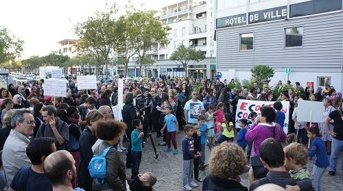 350 personnes se sont rassemblées pour exprimer leur colère.