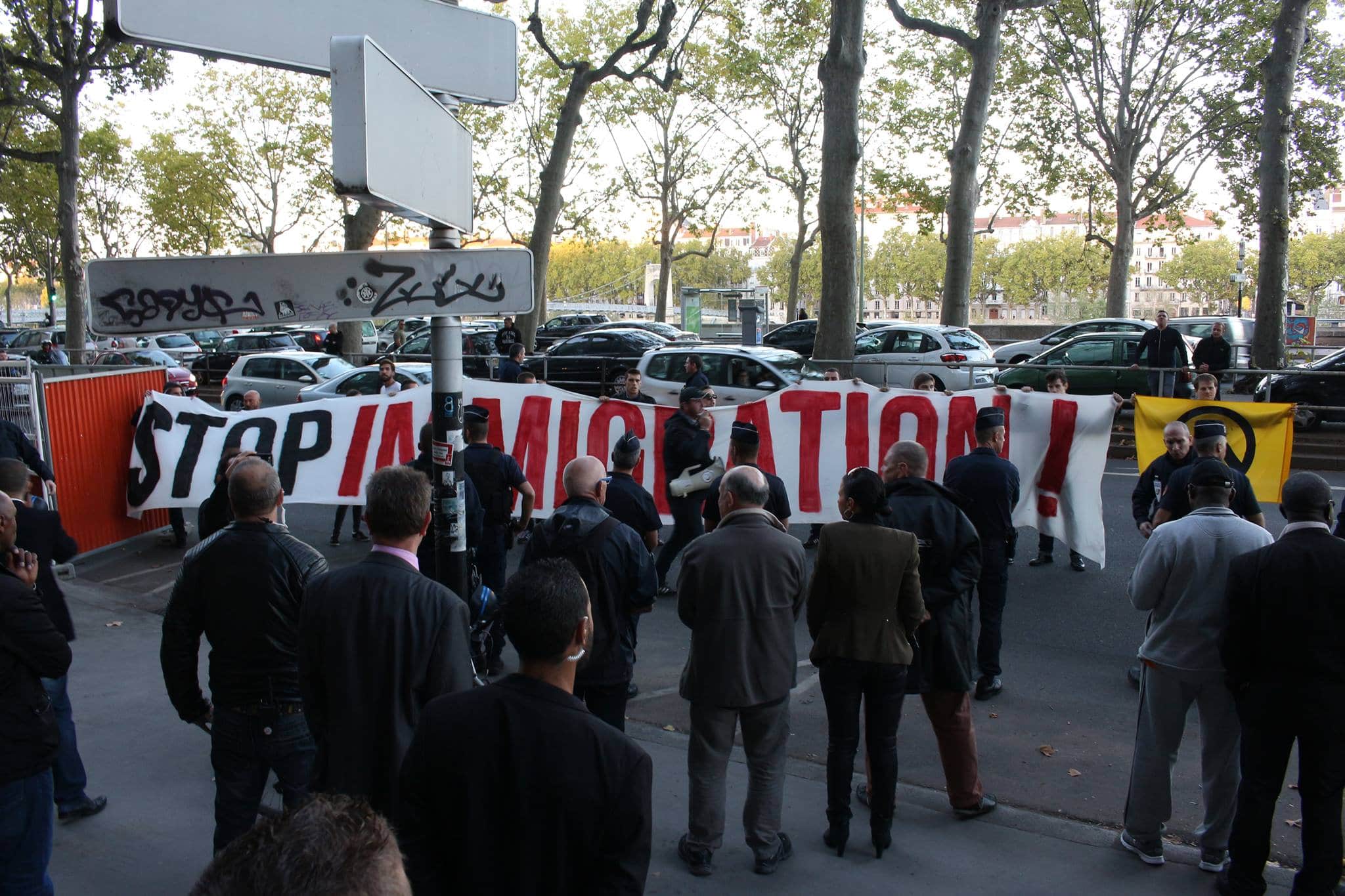 Les identitaires lyonnais devant le local de campagne de Jean-Jack Queyranne le 24 septembre. ©DR