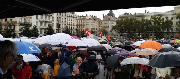 parapluies pour l'accueil des réfugiés. ©LB/Rue89Lyon