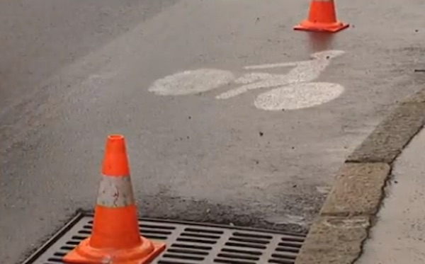 Piste cyclable sauvage d'Oullins au Pont de la Mulatière, tracée dans la nuit du 14 au 18 septembre par le collectif VALVE. Photo : capture d'écran France 3