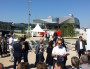 Le lancement de la campagne du Rassemblement devant le musée des Confluence. En rouge et blanc, la statue d'Only Lyon. ©LB/Rue89Lyon