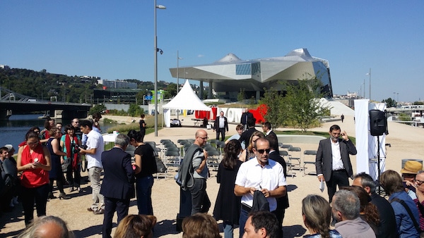 Le lancement de la campagne du Rassemblement devant le musée des Confluence. En rouge et blanc, la statue d'Only Lyon. ©LB/Rue89Lyon