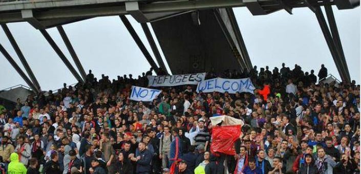 Des hooligans lyonnais brandissent une banderole anti-réfugiés à Gerland