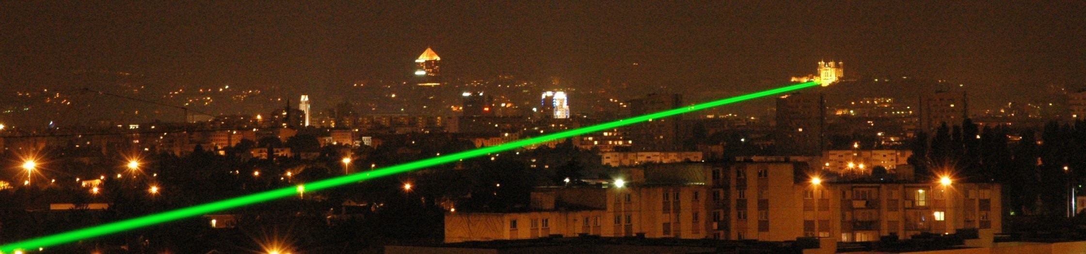 Un laser dans le ciel lyonnais, entre Fourvière et Vaulx-en-Velin