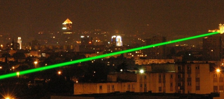 Un laser dans le ciel lyonnais, entre Fourvière et Vaulx-en-Velin