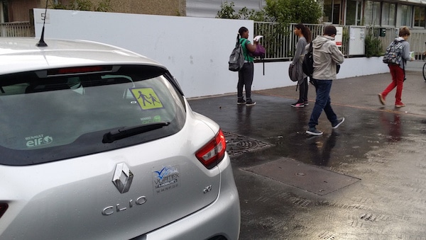 Un véhicule Vortex de transport d'enfants handicapés devant un collège de Lyon. ©LB/Rue89Lyon