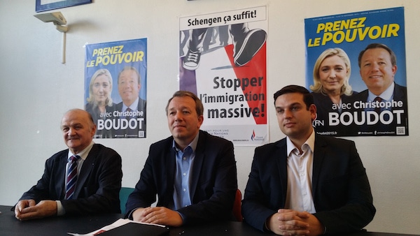 Le chef de file du FN en Auvergne-Rhône-Alpes, Christophe Boudot entouré à droite de Maxime Chossat (tête de liste dans l'Ain) et à gauche de Michel Dulac (son "porte-parole" pour les questions économique). ©LB/Rue89Lyon