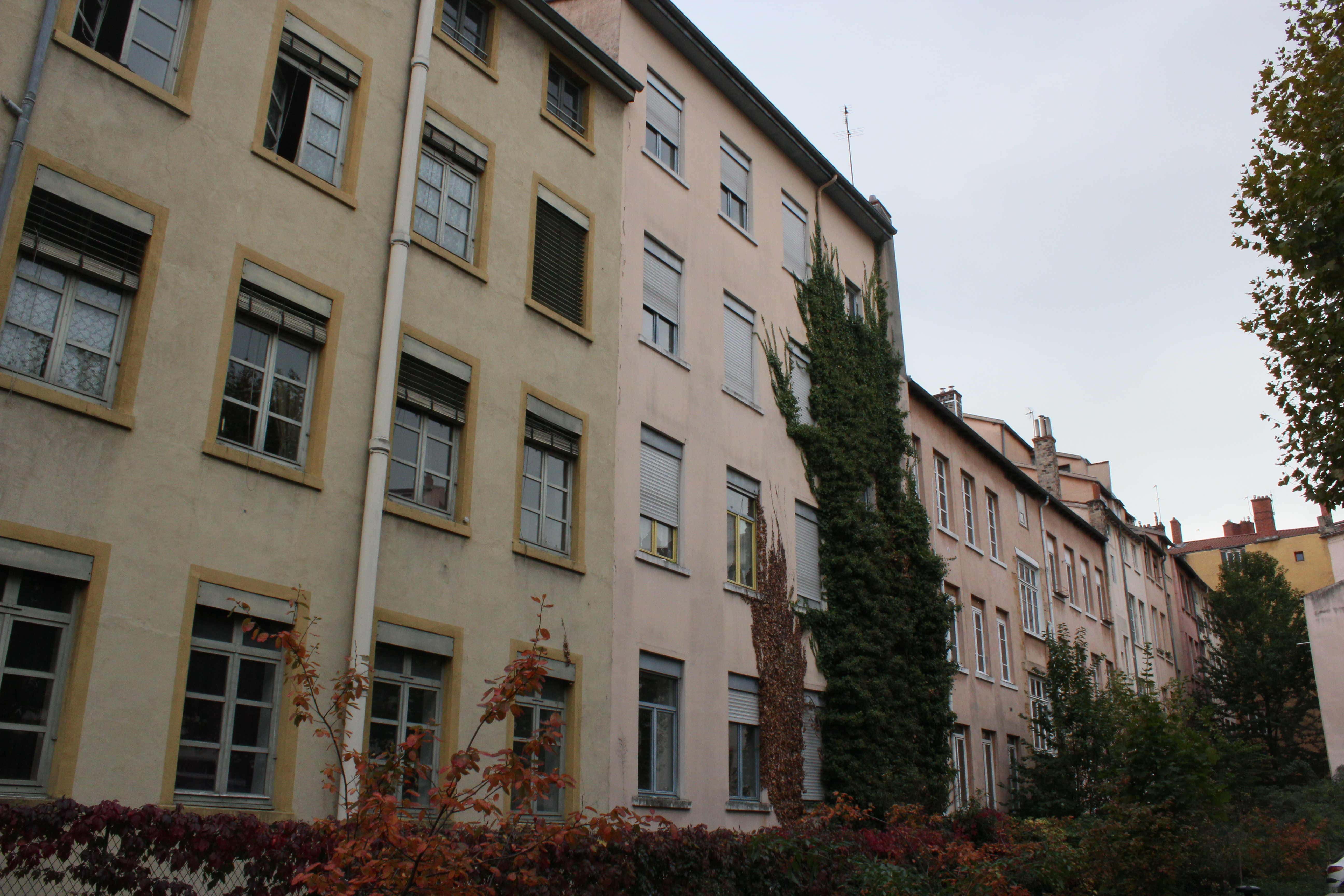 Façade arrière des bâtiments de la rue Pierre Blanc, depuis la cour du lycée Flesselles, qui remplace l'ancien couvent des Carmélites