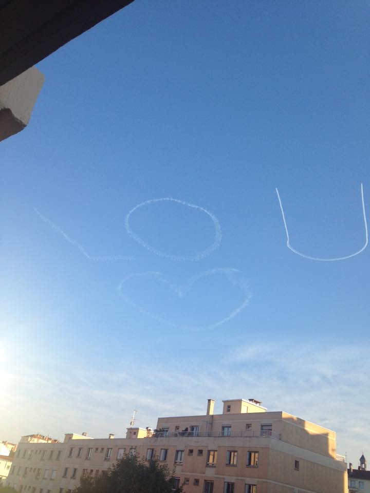 De l’amour dans le ciel et sur les timelines Facebook des Lyonnais