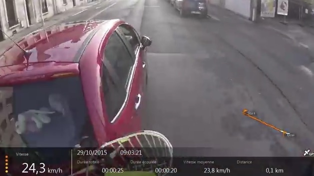 Capture d'écran de la vidéo YouTube du cycliste percuté par une voiture à Lyon