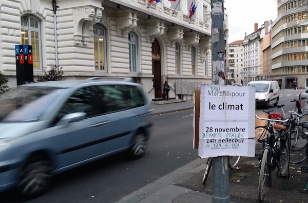 Affiche de la Marche pour le climat devant la mairie du 7ème arrondissement de Lyon. ©LB/Rue89Lyon