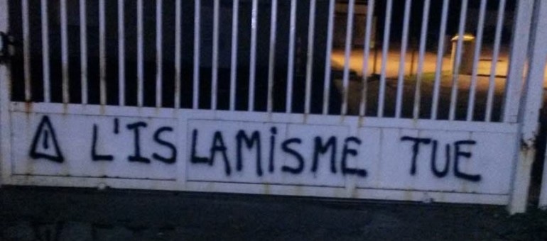Tags islamophobes sur une mosquée du Nord Isère