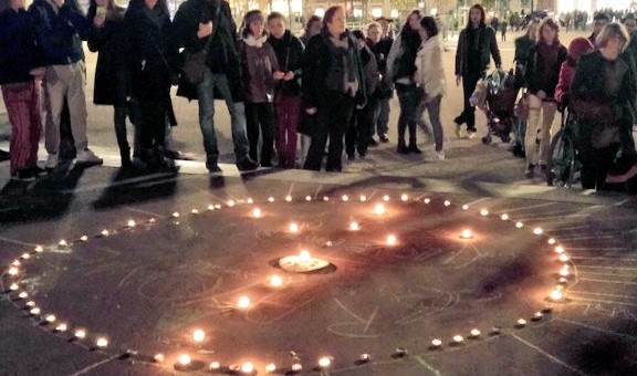 Après les attentats à Paris, des centaines de personnes montrent leur solidarité à Lyon