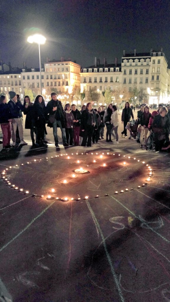 Après les attentats à Paris, des centaines de personnes montrent leur solidarité à Lyon