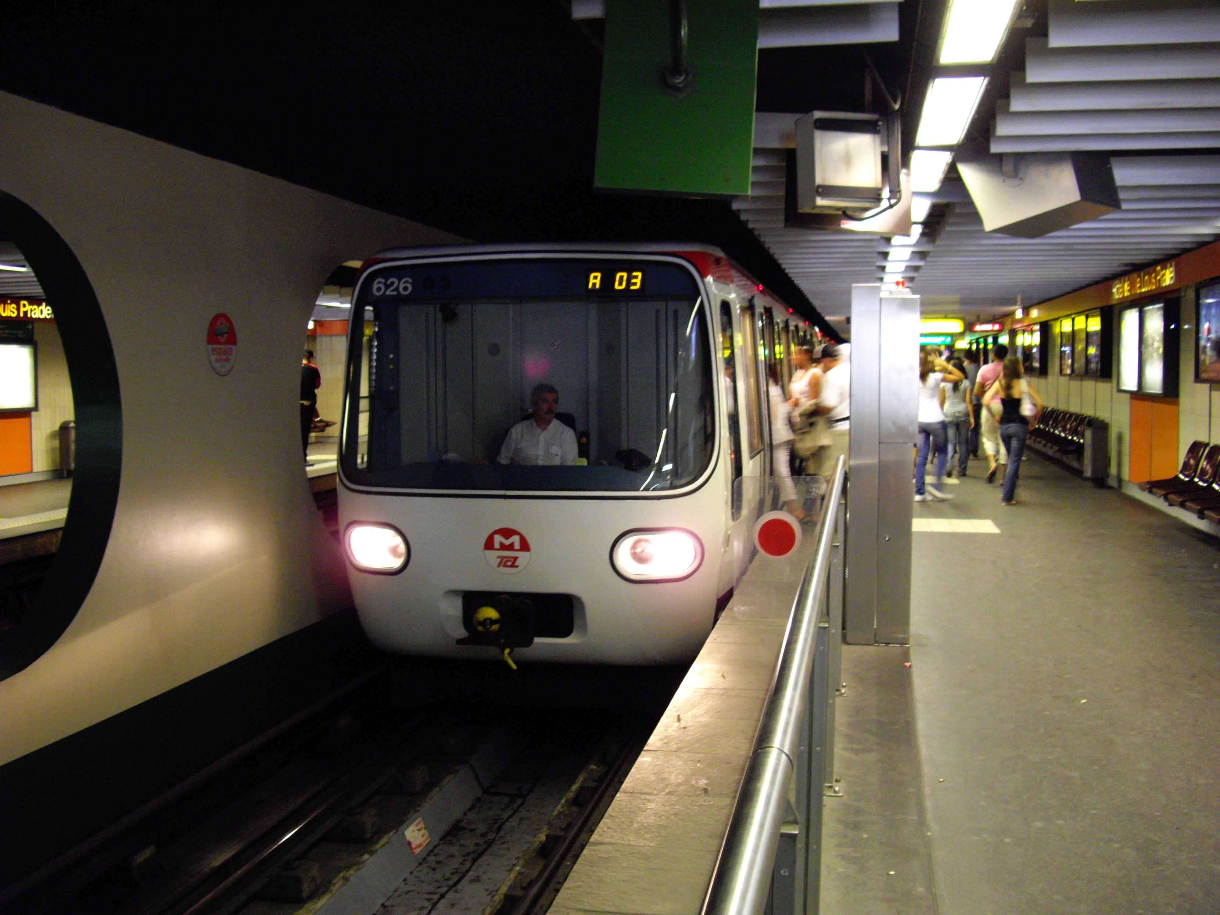 Un métro à la station Hôtel de ville Louis Pradel @ Florian Fèvre