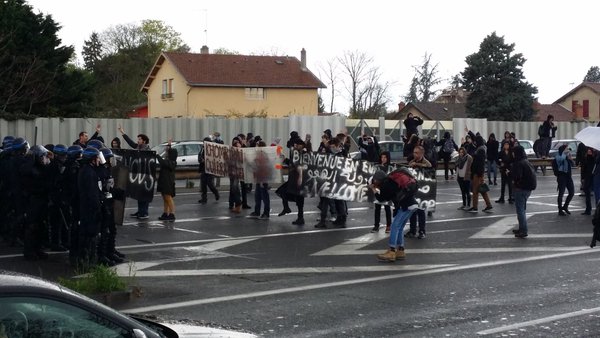 Blocage express du périph lyonnais par des manifestants contre la venue de Manuel Valls et autres ministres. ©LB/Rue89Lyon