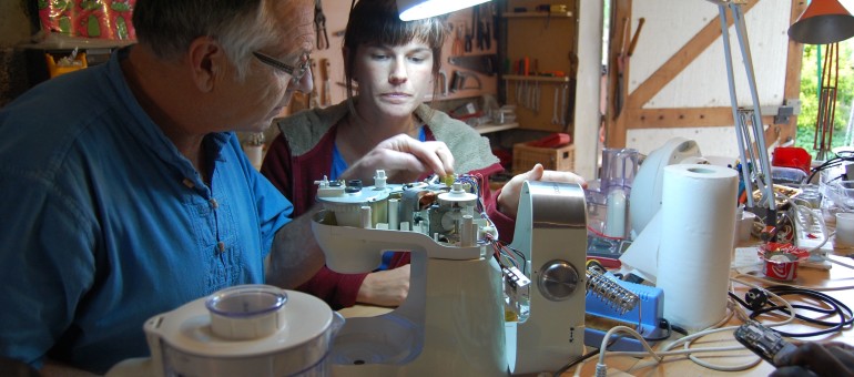 À Villeurbanne, un atelier de bricole pour contourner l’obsolescence programmée