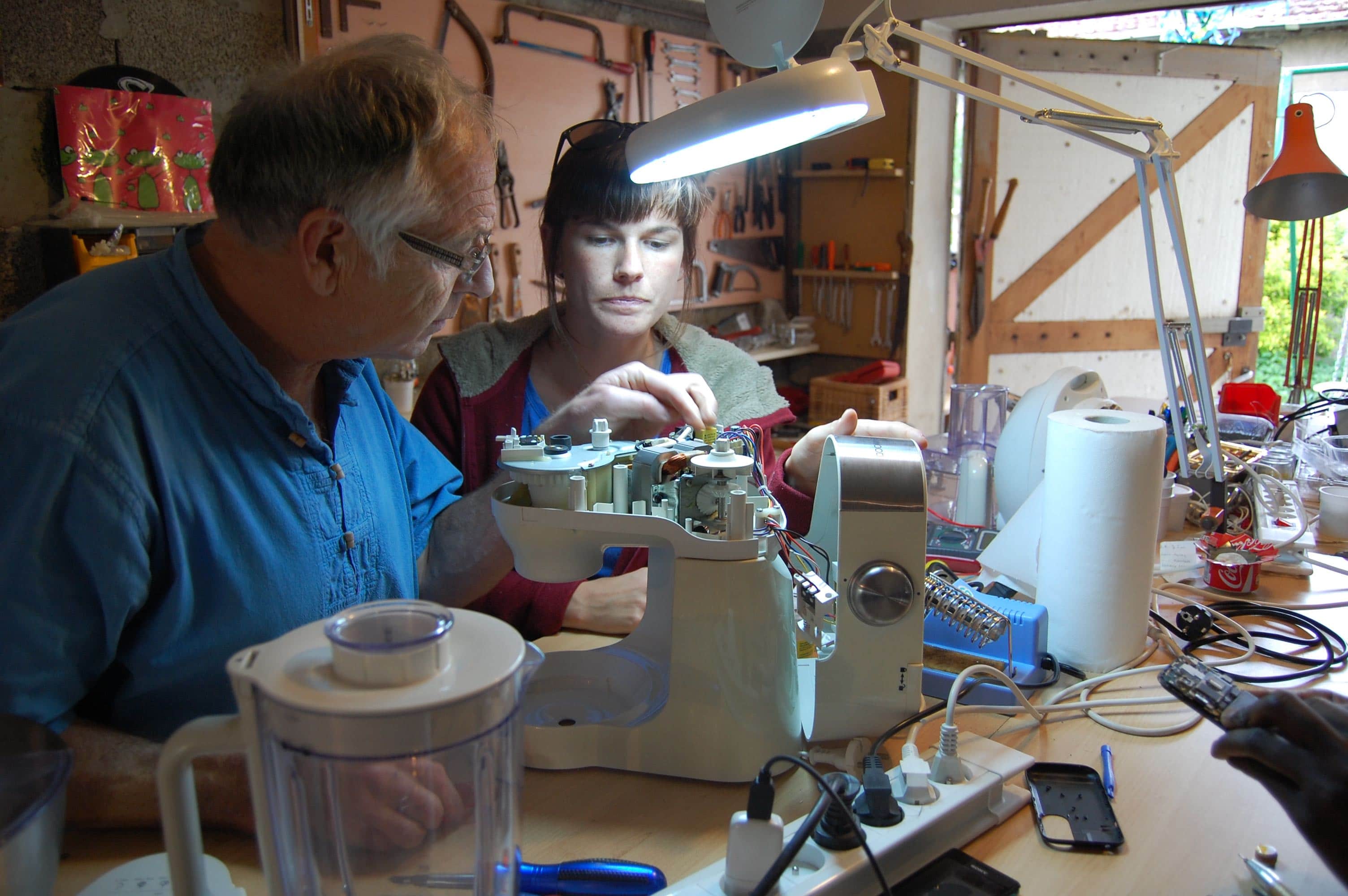 À Villeurbanne, un atelier de bricole pour contourner l’obsolescence programmée