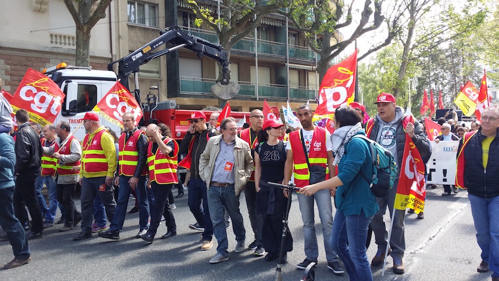 Le 17 mai, une ligne de cégétistes coupait en deux la manif. ©LB/Rue89Lyon