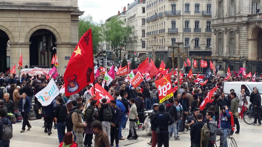 Plus de 700 personnes réunies places Louis Pradel à Lyon, ce jeudi 12 mai, contre la loi travail. ©LB/Rue89Lyon