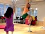 Sport en famille : “Et si on faisait du Pole Dance avec Maman ?”