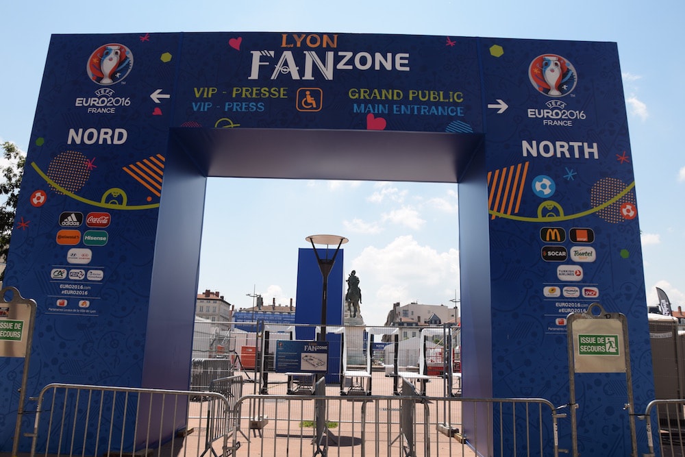 Une des entrées de la fan-zone de la place Bellecour à Lyon. SS/Rue89Lyon