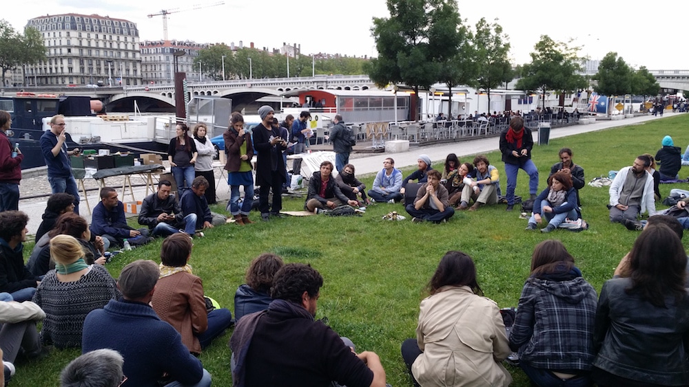 Une centaine de personnes ont assisté à l'AG bilan de "Nuit Debout", sur la pelouse des Berges du Rhône, le 3 juin, après la fin de l'occupation de la place Guichard. ©LB/Rue89Lyon