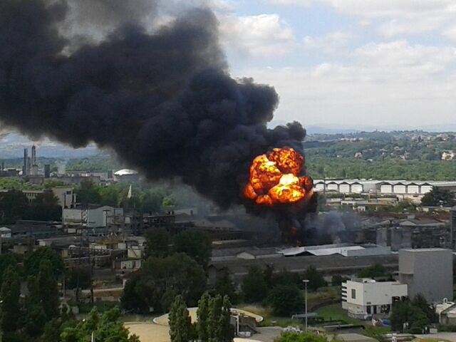 Incendie mardi 28 juin dans la Vallée de la chimie lyonnaise, à Saint-Fons, usine Bluestar.
