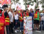 Au centre, le secrétaire de l’union départementale CGT, João Pereira Afonso qui s'apprête à remettre les bulletins de la "votation citoyenne" au représentant du préfet du Rhône. ©LB/Rue89Lyon
