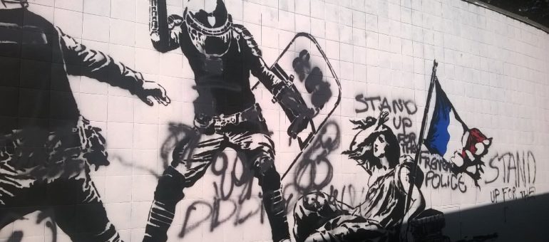 « L’État matraquant la Liberté », une fresque polémique à Grenoble
