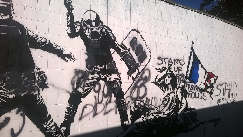 « L’État matraquant la Liberté », une fresque polémique à Grenoble