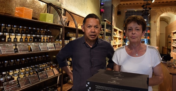 Patrick et Francoise Clarmont dans leur boutique au 54 rue St Jean