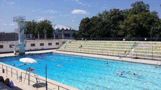 Le bassin de 50 mètres de la piscine de Gerland. le plongeoir et les gradins sont classés. ©LB/Rue89Lyon