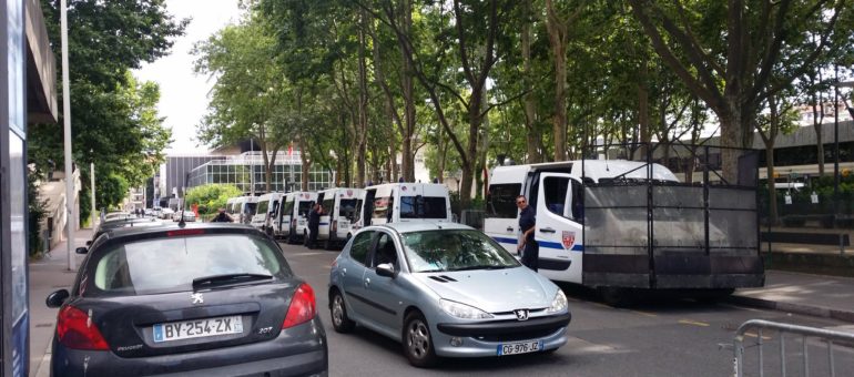 Manuel Valls à Lyon : 47 camions de CRS mais 0 manifestant