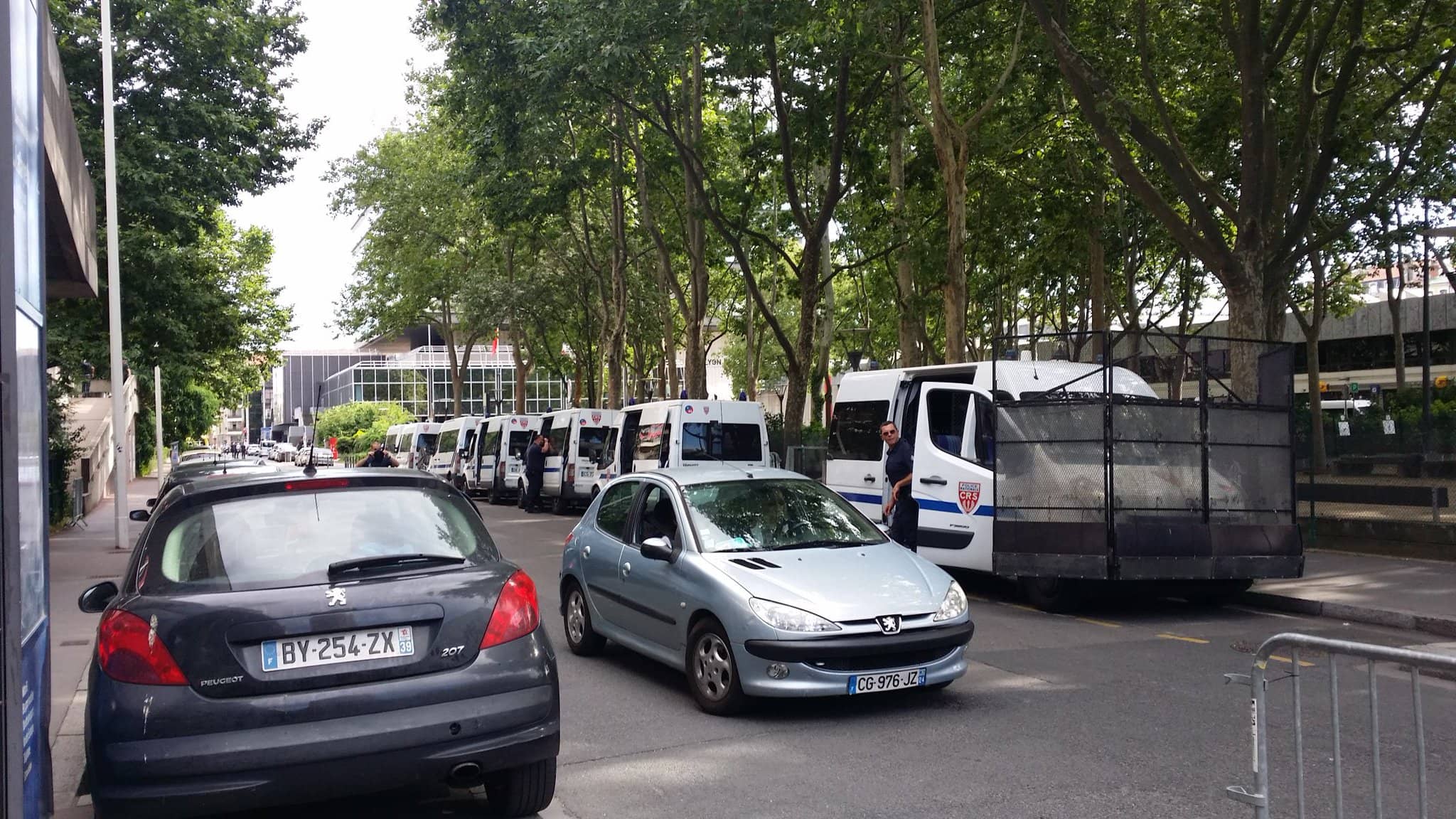 Des camions de CRS devant le siège de la Métropole de Lyon. Crédit : Rue89Lyon.